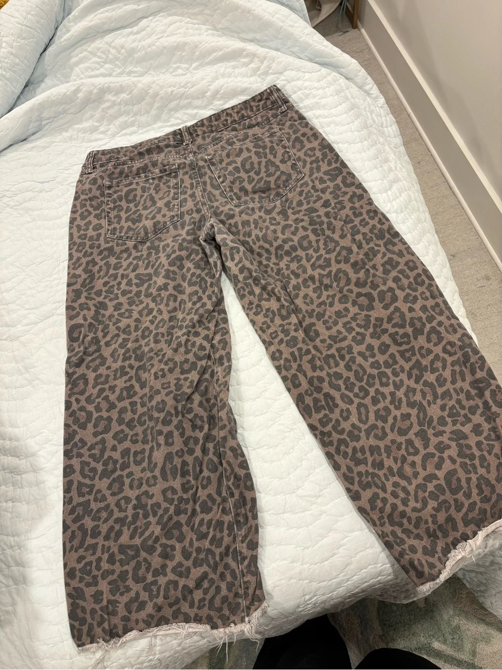 Low-Rise Leopard Print Cropped Jeans - Brown